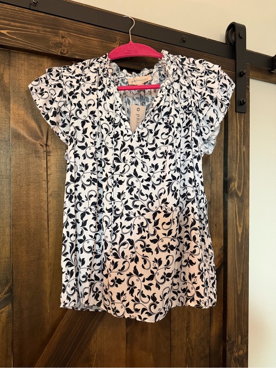 Philosophy Tops - Philosophy Black and White Floral V-Neck Short Sleeve Blouse
